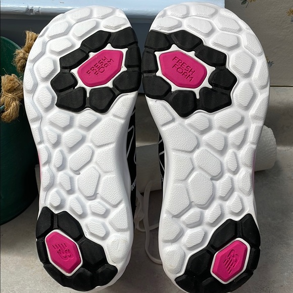 New Balance White and Pink Sneakers with Modern Design - Picture 4 of 4